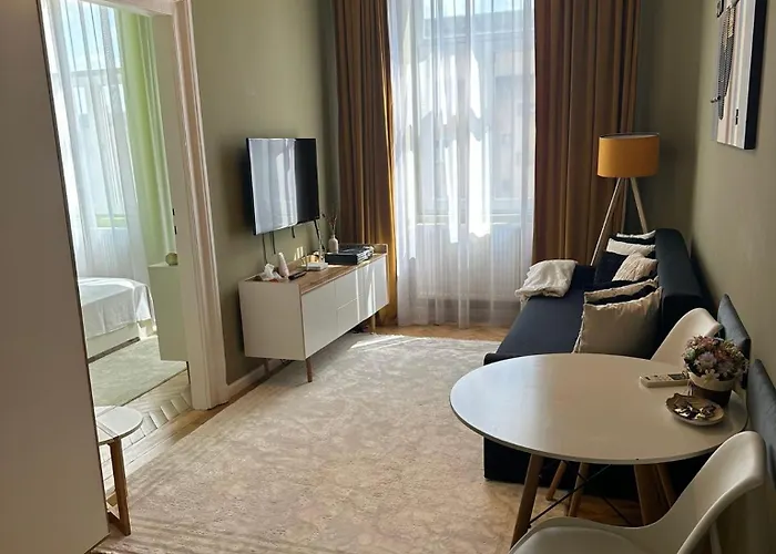 Victoriei Square Apartment By David